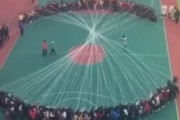 中国の小学生が異次元の大人数縄跳びに挑戦する映像が海外で話題に！え、これ縄跳び…？海外の反応