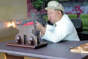 北朝鮮の金正恩氏が軍需工場を視察、ライフル銃を撃つ場面の写真も！