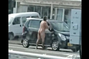 【動画】全裸の外国人、軽自動車を襲撃