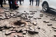 大惨事　中国・重慶市で子どもがマンホールに爆竹投下し大爆発、SUV車も浮き上がる衝撃 ［1/23］