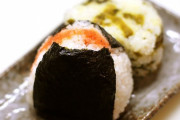 海外「日本人はなぜ三角形の米の塊をおにぎりと呼ぶんだ？」非常食のおにぎりがマジックすぎると興味津々な外国人たちｗｗｗ