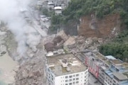 【動画】中国重慶市の彭水で大規模な山崩れが起きて民家が埋まる。