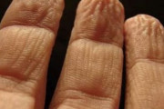 【衝撃】水で手がシワシワになる理由が明らかになる・・！！