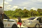 海外「車両停止中にマシンガンで撃たれるアメリカの警官」