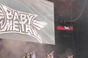 Knotfest BrasilのBABYMETALのステージのレビュー記事「BABYMETALがブラジルで大々的にデビューし、ノットフェストで話題をさらう」
