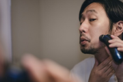 電車内で化粧する女性はいるけど、ヒゲを剃る男性はいないよね…？