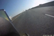 【動画】高速道路をバイクで走っていた男性、前方から◯◯が飛んできて・・・うわあああああああああ