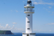 スペインのアホ岬にある真っ白な古い灯台、ド派手に塗り直されて騒動に