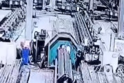 【動画】中国で作業員が溶接装置に引き込まれてしまう事故が発生する。