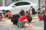 【動画】中国、広場舞のおばさん軍団、縄張り確保のため駐車場の白線を消してしまう！