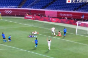 【悲報】吉田麻也の誤審PKシーン…審判が笛吹いてくれて助かったシーンだったｗｗｗｗ