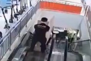 【動画】エスカレーターで大型テレビを運んでいた従業員が大ピンチなことに。