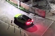 【動画】車止めに衝突しても諦めないランボルギーニ・ウルス乗り。
