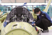 韓国KAIで組み立て中の第4.5世代戦闘機「KFX」…垂直尾翼取り付け中の試作1号機！