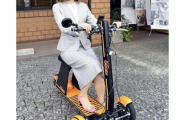 カーレーサー井原慶子さんが電動バイク開発、三輪で転倒しにくく高齢者も運転楽々