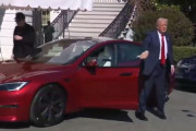 トランプ大統領「愛国者のみんな！左翼の狂人たちがイーロン・マスクのテスラ社を陥れようとしている！応援のために私は新車を買うぞ！」