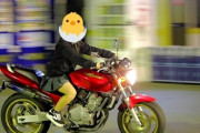 【悲報】女さん、とんでもない格好でバイクに乗ってしまう