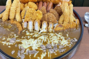 【画像】大食い系チー牛でも食べ切れなさそうな「カツカレー」、発見されるｗｗｗｗ