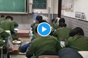 【衝撃動画】中国遼寧省の学生、緑色制服で「文革」にタイムスリップ！ネットユーザー驚愕ｗｗｗ