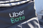 「あおり運転の標的にされる」ウーバーイーツのロゴを隠す配達員が急増。