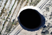 【画像あり】南米チリに出現した謎の穴、どんどん広がってついに倍の大きさに・・・