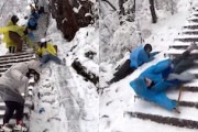 【動画】大雪の影響で転倒事故が多発した中国の観光地。雪の長い階段はやべえわ。