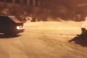 【動画】車で女性を乗せたチューブを引く遊びで事故。