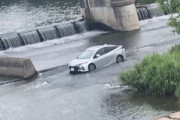 【画像】散歩してたら川で車が泳いでたｗｗ