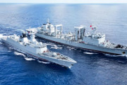 中国海軍の054A型フリゲート「大理」、903A型補給艦「洪湖」と海上補給訓練を実施！