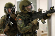 ドイツ連邦軍憲兵隊が指名手配犯を逮捕する捜索・確保訓練を公開！