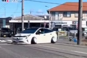 【動画】ハの字タイヤの車🚗、欠陥車だった……