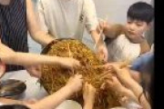 【中国食事マナー】親がテーブルに麺を投下→子どもたちが我先に奪い合う光景がこちらｗｗｗｗｗ