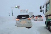 昨日から大雪で立ち往生している関越自動車道がガチでヤバイ