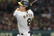 ようやく笑顔が戻ってきた！これで出場3試合連続ヒット！佐藤輝明が先制タイムリー3ベース！