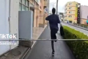 【動画】盗撮がバレたチー牛　足がもつれてすっ転ぶ