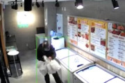 【動画】馬肉無人販売店で撮影された泥棒、さすがに盗みすぎｗｗｗｗ