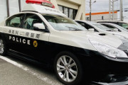 警察署のパトカーの窓を叩き割ったか、15歳の少年を現行犯逮捕