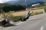【動画】Z750のバイク女子さん、北海道ツーリングで派手に逝く。