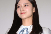 乃木坂46金川紗耶、肩出し純白ワンピ姿公開「ウエディングドレスみたい」「笑顔全開で可愛い」とファン絶賛