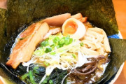 【画像】家系ラーメン「アメリカに出店したいけど名前どうしよかなぁ…　せや！」→結果。。