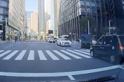 【動画】東京のベントレー乗りさん、謎運転でタクシーに突っ込んでしまう(ﾟoﾟ)