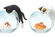 「金魚鉢」を覗き込む「猫」がガチャフィギュアになって登場！「猫と金魚」