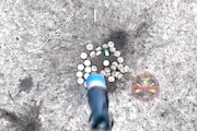 【軍事】対戦車地雷の山にドローンから爆弾を投下するウクライナ。