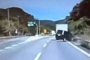 【動画】圏央道で発生したトラックによる当て逃げ事件がひどすぎる。