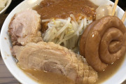【画像】ラーメンライスはラーメンの具をオカズにしてライスを食べるんだ！よ！