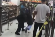 アメリカでのスーパーマーケットでマスク未着用の買い物客の女性を警官が背後から身体を持ち上げ顔面から床に叩きつける（動画あり）