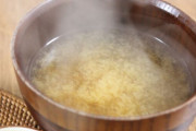 みそ汁って味噌だけで作っても美味くないな