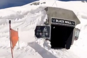 ゲレンデにトンネル！？スイスのスキー場にある高難度へのトンネルを高速で駆け抜ける。