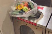【悲しい世界】ゴミ箱に捨てられた花束が話題に…一応「花言葉」を調べてみた結果