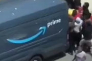 【動画】TikTok民、Amazonの配送車襲撃の現場を撮影してしまう